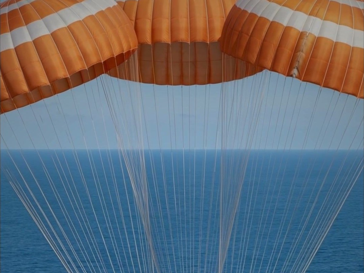Três paraquedas sobre o oceano, frame do filme Artemis 2